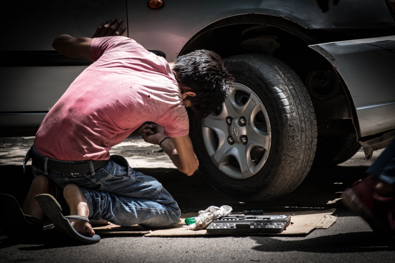 garagiste-CANNES-min_child-labor-934900